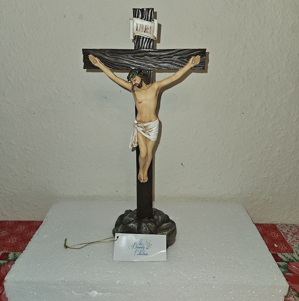 The Divintiy Collection "The Crucifix Of Christ" Standing Figurine